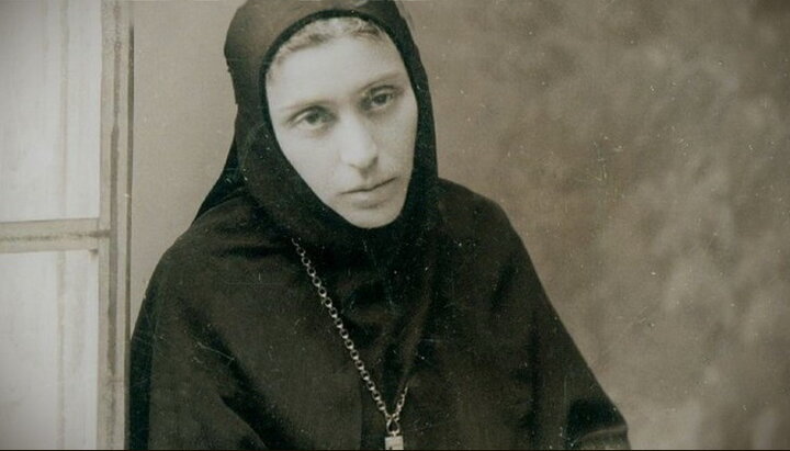 Она зашла в храм княжной, а через полчаса вышла монахиней