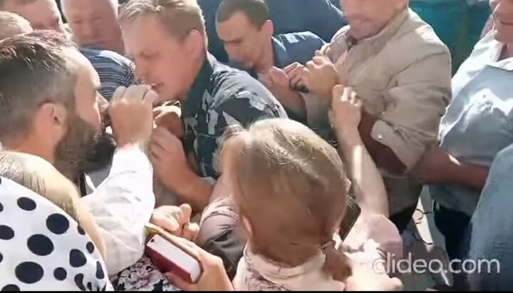 Избиения и ярость: в Сети появилось новое видео захвата храма в Колодном