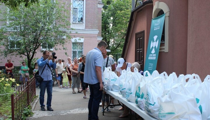 Фонд «Фавор» передал продукты 50 семьям переселенцев в Киеве