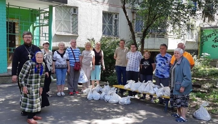 В Харькове клирики УПЦ раздали продукты жителям города и переселенцам