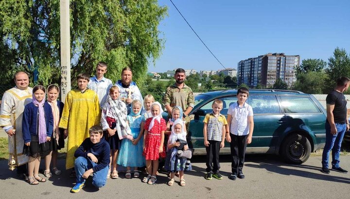 Община Волынской епархии УПЦ передала автомобиль десантникам