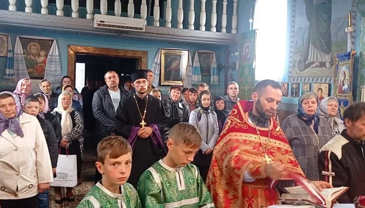 «Священник» ПЦУ контролировал все действия настоятеля храма УПЦ во время службы. Фото: пресс-служба Ровенской епархии