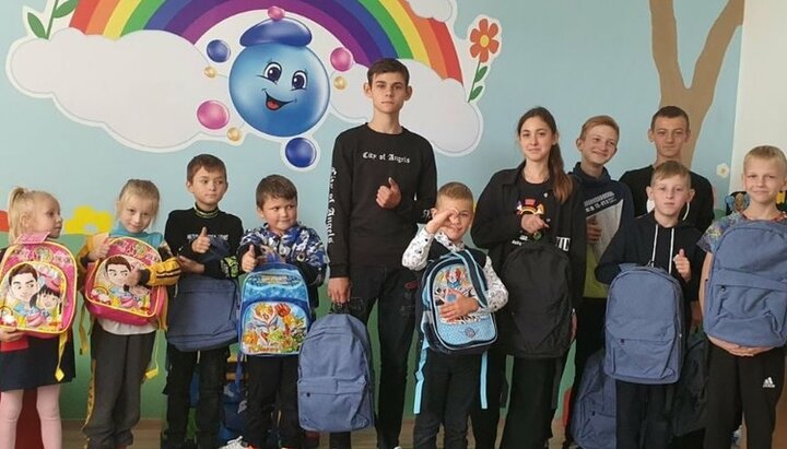 В Черновицкой епархии подарили детям 500 рюкзачков с канцтоварами
