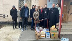 В Полтаве клирики УПЦ передали переселенцам медикаменты и продукты