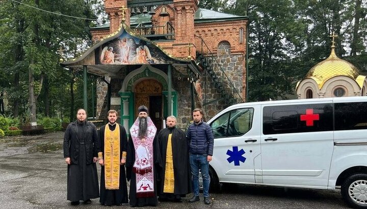 Управляющий Винницкой епархией передал больнице машину скорой помощи