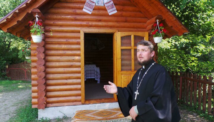 В пгт Ясиня Хустской епархии ПЦУшники бросили камень в дом священника