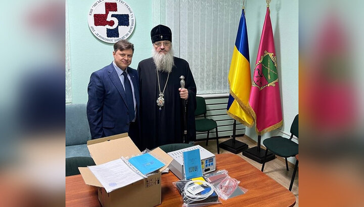 В Запорожье клирики УПЦ передали оборудование больнице скорой помощи