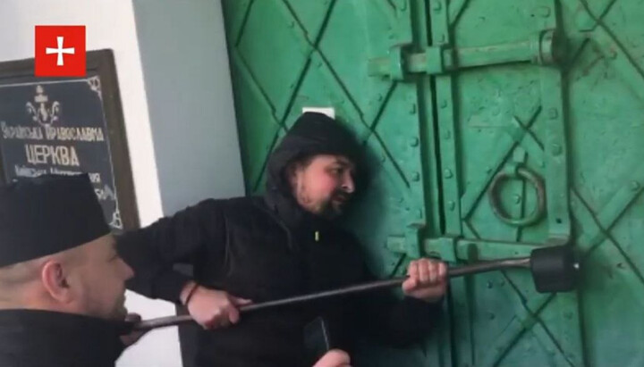 Клирик ПЦУ выламывает дверь в Борисоглебском храме Переяслава. Фото: скриншот видео Telegram-канала «Перший Козацький»