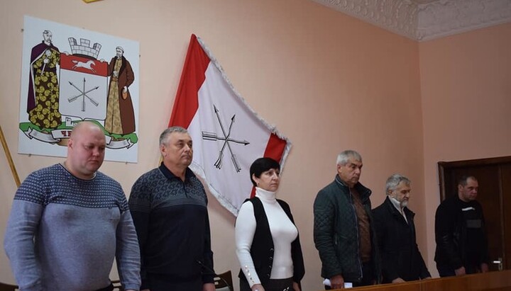 Βουλευτές του Δημοτικού Συμβουλίου του Τσιγιρίν κάλεσαν ομόφωνα τον Πρόεδρο να απαγορεύσει την UOC και να επιτρέψει τη δέσμευση των λογαριασμών της εν λόγω θρησκευτικής οργάνωσης. Φωτογραφία: chigirinskaotg.gov.ua