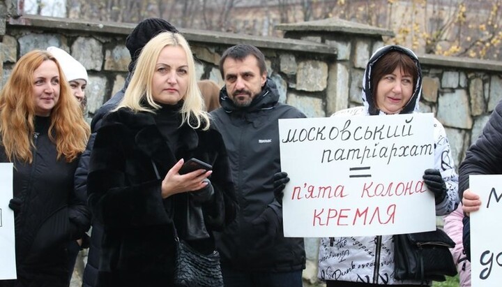 Депутат Ивано-Франковского облсовета Наталия Перцович и ее соратники на пикете против УПЦ. Фото: kurs.if.ua