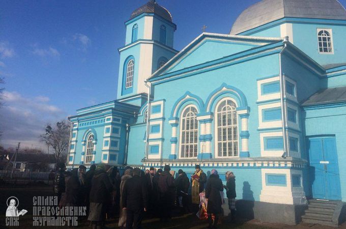 Представники УПЦ КП пообіцяли зняти "облогу" храму УПЦ в Птичі