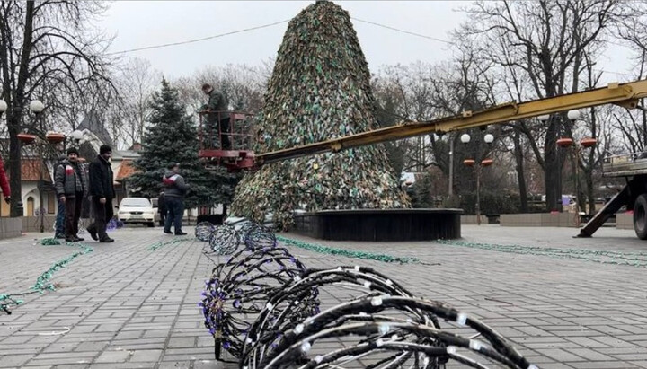 В Николаеве памятник святителю превратили в «елку несокрушимости»
