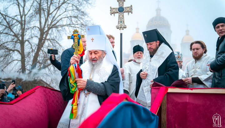 Предстоятель УПЦ освятил воды Днепра в день Крещения Господня