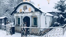 Tithes brethren ask for prayers before the monastery demolition trial