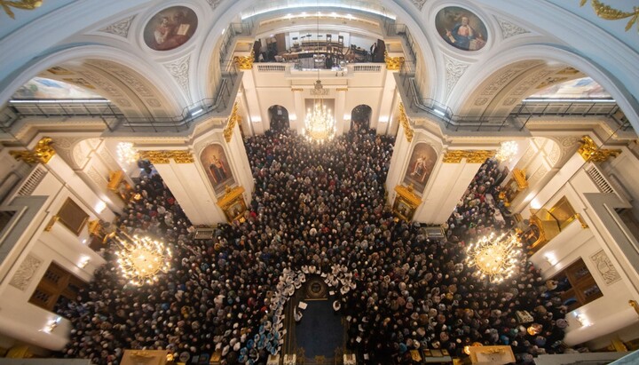 Люди в храме. Фото: tatmitropolia.ru