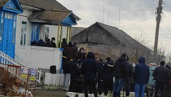 В Новом Корце приверженцы ПЦУ провели собрание, готовится захват храма УПЦ