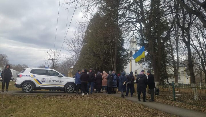 Митинг сторонников ПЦУ возле Архангело-Михайловского храма в селе Колыбаевка. Фото: страница в Facebook Анатолия Дубинского