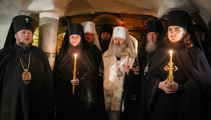 Новопостриженные монахи Киево-Печерской лавры с архиереями. Фото: lavra.ua