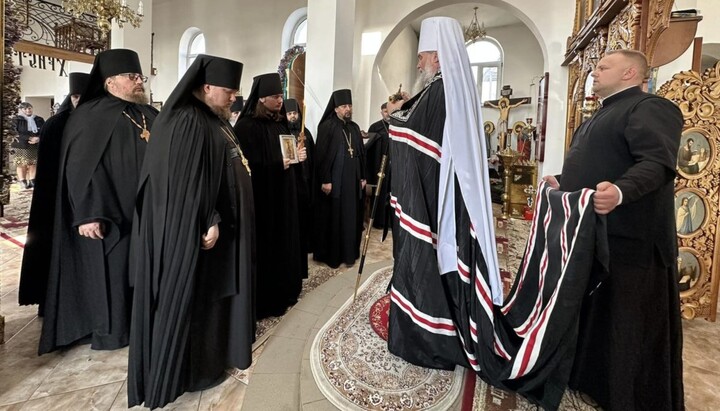 Новопострижений монах приймає вітання та повчання від митрополита Феодора. Фото: пресслужба Мукачівської єпархії