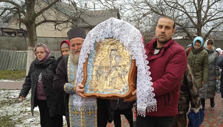 У селі Бабин поліцейські під час захоплення храму силою витягли священника