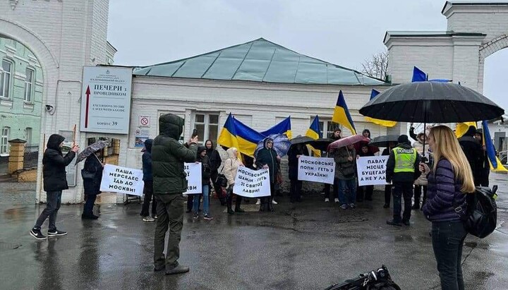 «Нехай їдуть на війну»: близько 15 людей вийшли до Лаври на мітинг проти УПЦ