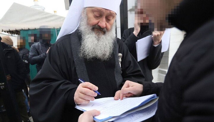 Митрополиту Павлу вручають повідомлення про підозру. Фото: пресслужба СБУ