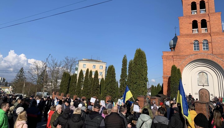 Gathering of OCU supporters near the Holy Resurrection Church of the UOC in Krasyliv. Photo: krasyliv-rada.gov.ua
