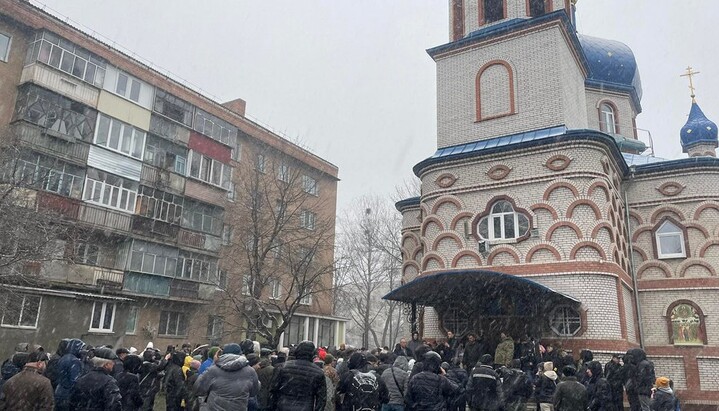 Собрание сторонников ПЦУ возле храма УПЦ в честь Казанской иконы Божией Матери в Хмельницком. Фото: suspilne.media
