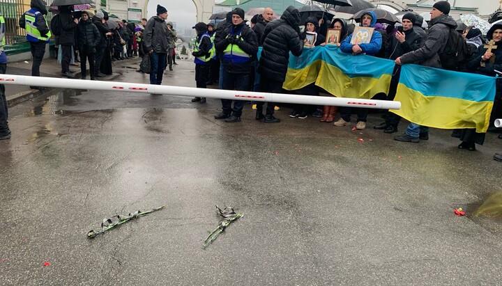 Радикалы в Киево-Печерской лавре бросают к стенам обители гвоздики, перевязанные траурными лентами. Фото: СПЖ