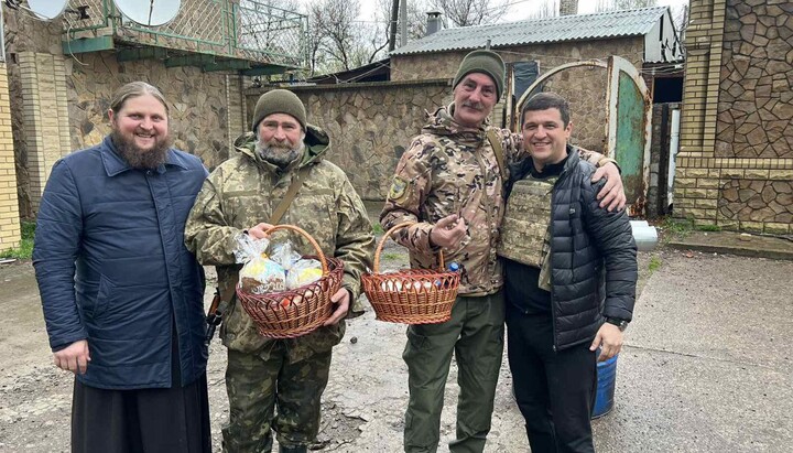 Духовенство Київської єпархії УПЦ доставило великодні подарунки на передову