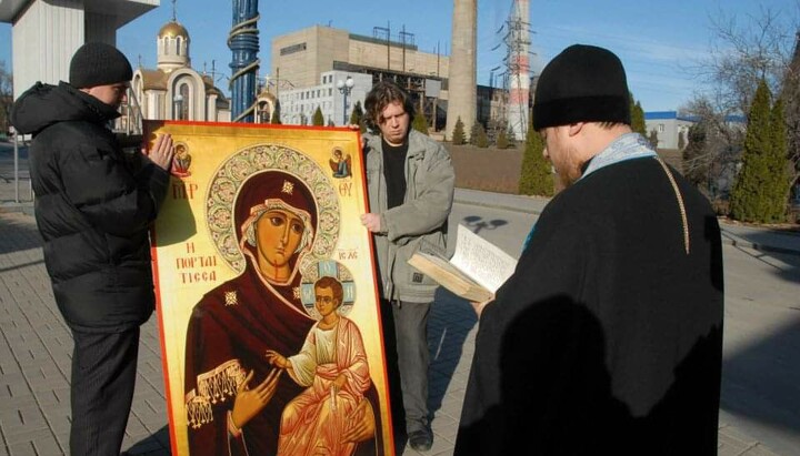 освящение надвратной Иверской иконы Пресвятой Богородицы на ДМЗ. Фото: Facebook
