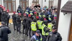 Силовики знову намагаються захопити один із корпусів Лаври