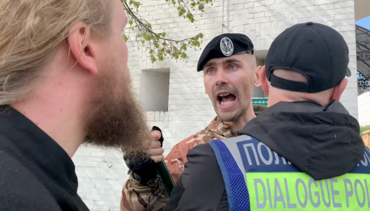 Активіст Руслан Гетьман кричить на швейцарського громадянина. Фото: СПЖ
