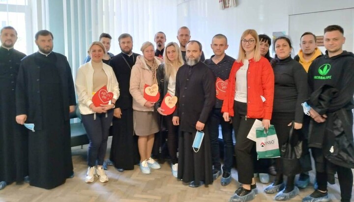 Священники и прихожане Ровенской епархии УПЦ – доноры крови для воинов. Фото: rivne.church.ua