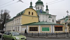 Очевидцы заметили, что митингующие под Лаврой базируются в монастыре ПЦУ
