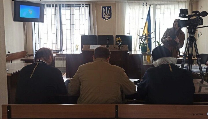 Протоиерей Роман Кондратюк и митрополит Иоасаф на скамье подсудимых. Фото: Telegram-канал «Суспільне Кропивницький»