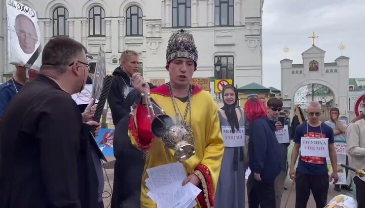 Богохульный «обряд» у ворот Киево-Печерской лавры. Фото: скриншот видео СПЖ