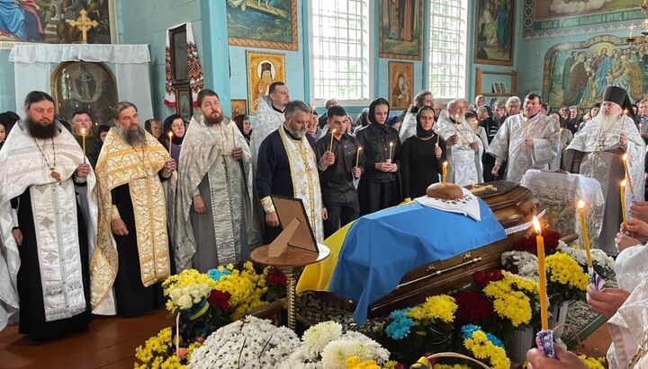 Отпевание погибшего на фронте сына священника Сарненской епархии УПЦ. Фото: sarny.church.ua