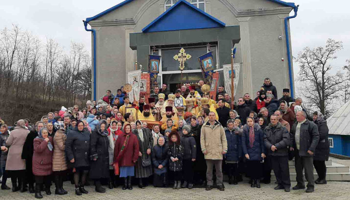 The community of the Holy Ascension church in the village of Rynhach. Photo: vitrazhiofficial