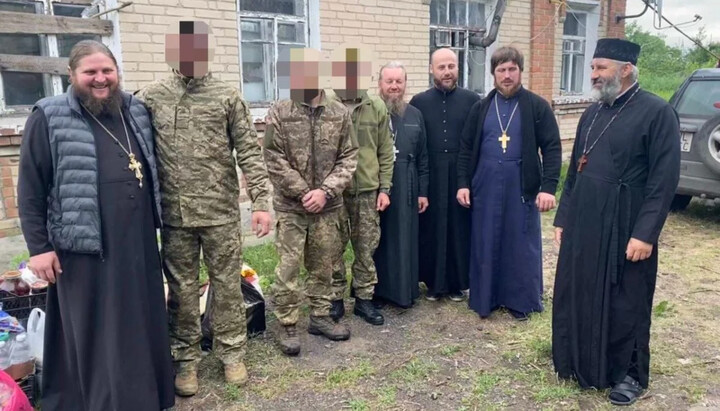 Представители Киевской епархии УПЦ приехали на позиции ВСУ в районе Бахмута с гуманитарным грузом. Фото: news.church.ua