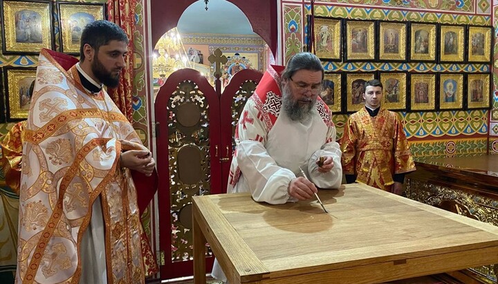 Правящий архиерей Криворожской епархии митрополит Ефрем освятил храм в честь священномученика Онуфрия. Фото: eparhia.com.ua