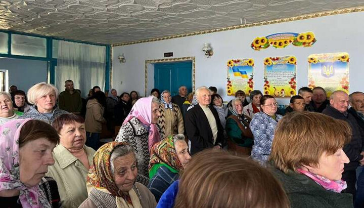 Сторонники ПЦУ в с. Коржевцы «решают» перевести в свою организацию приход УПЦ. Фото: xm-inside.com