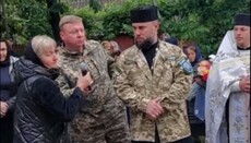 У Кам'янці під час похорону воїна сестра не дала слова провокатору ПЦУ