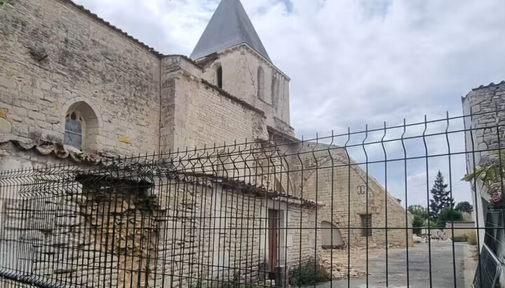 Храм в поселке Ла-Лень, колокольня которого может обрушиться. Фото: francetvinfo.fr
