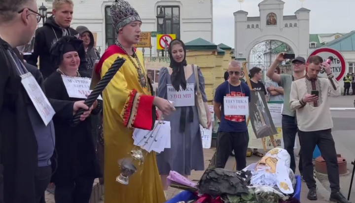 Yaryna Aryeva (center) at the "funeral" of the UOC. Photo: UOJ