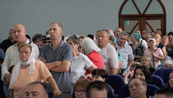 UOC parishioners at the Сity Сouncil session in Nizhyn. Photo: a video screenshot of "Suspilne"