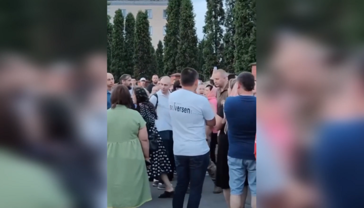Верующие УПЦ кричат "позор" активистке, которая пришла отбирать у них храм. Фото: скриншот видео ТСН