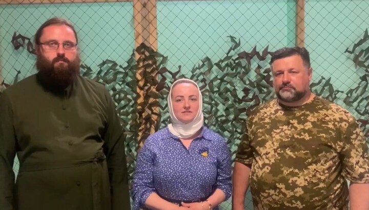 Представительница «Мирян» Киевщины Анна Годун и военные священники УПЦ. Фото: скриншот видео Telegram-канала «Миряни»