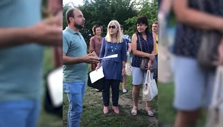 Работники бюджетной сферы голосуют за «переход» в ПЦУ общины УПЦ в Хмельницком. Фото: скриншот видео пресс-службы Хмельницкой епархии УПЦ