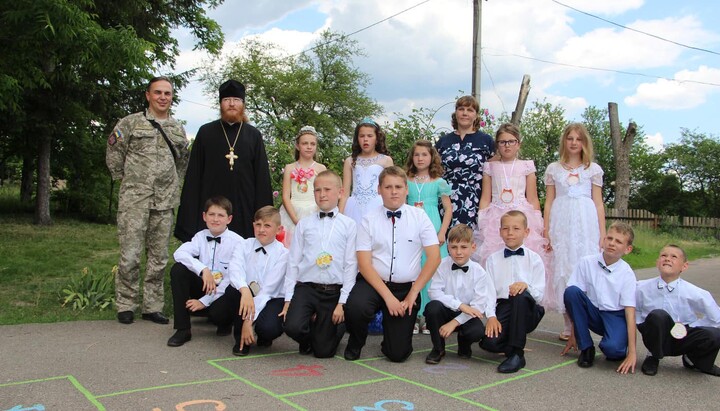 Архімандрит Філарет з юними парафіянами Хрестовоздвиженського храму в Мостищі. Фото: сторінка архієпископа Іони у Facebook